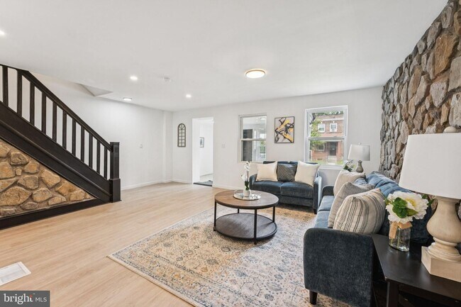 Building Photo - 818 Sylvan St