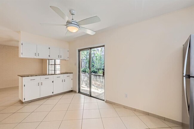 Building Photo - 3004 Maywood Cir
