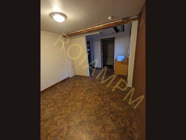 Building Photo - Charming 3 Bed / 1 Bath Home with Office & 2-Car Garage | Great Location Near Fred Meyer