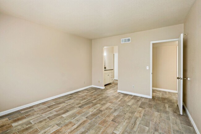 Building Photo - Colette Circle Condo