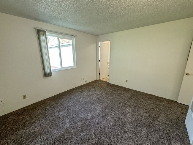 Building Photo - ANNETTE372-374