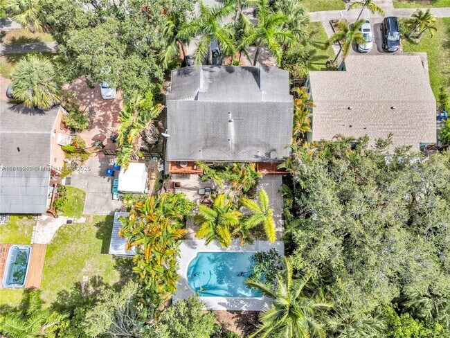 Building Photo - 307 SW 11th Ct
