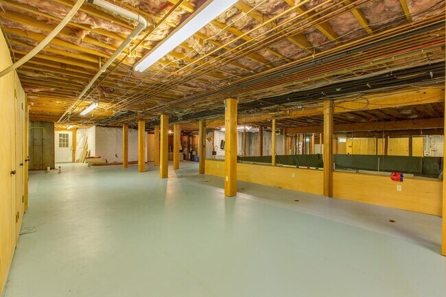 Building Photo - 145 Edgewater Dr