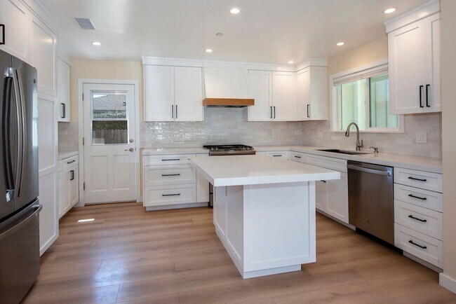 Building Photo - Remodeled Mesa Home Steps From Shoreline Park!