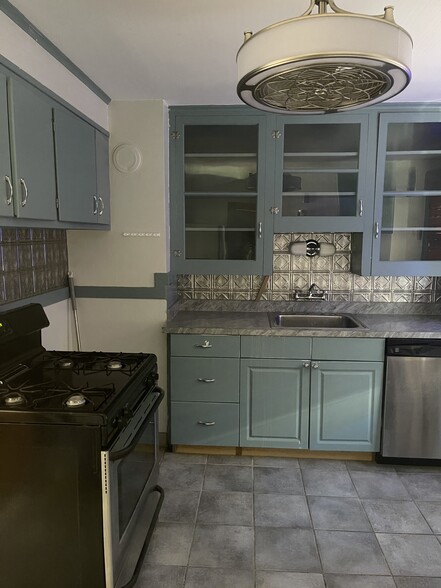 Eat in kitchen with stove/oven, refrigerator/freezer, dishwasher, ceramic floor tile new countertop - 190 Hamilton Dr