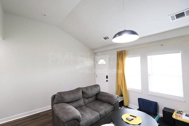 Building Photo - 936 Halsey Ln