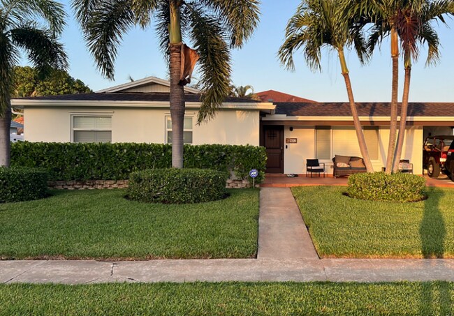 Primary Photo - 2412 Edgewater Dr