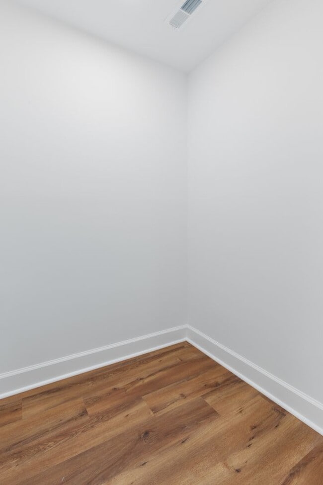 Building Photo - Pre-Leasing for the 26-27 School Year! Unbeatable Location