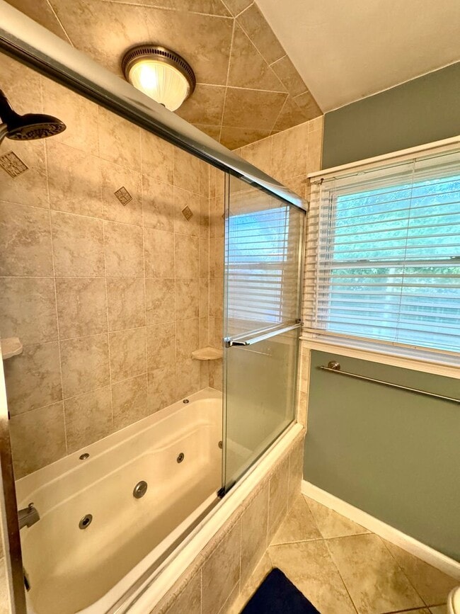Building Photo - Quaint 3 bedroom/2 bath home