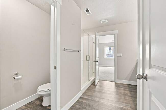 Building Photo - Great 3 Bed 3.5 Bath Townhome in Bluffdale!!