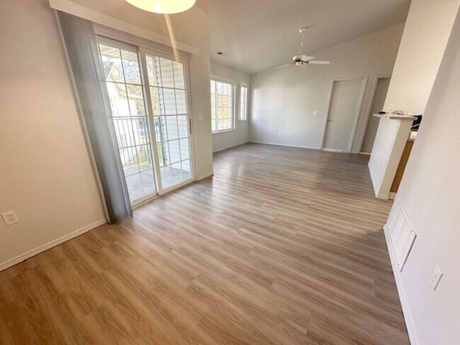 Building Photo - Bright and Beautiful upstairs apartment!