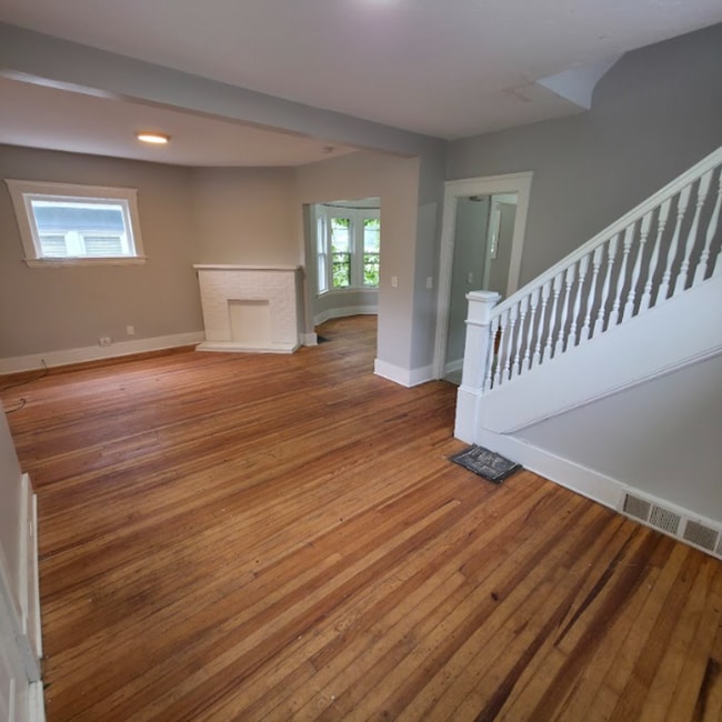 Building Photo - Single Family Home 4 beds 1.5 bath Available Now!