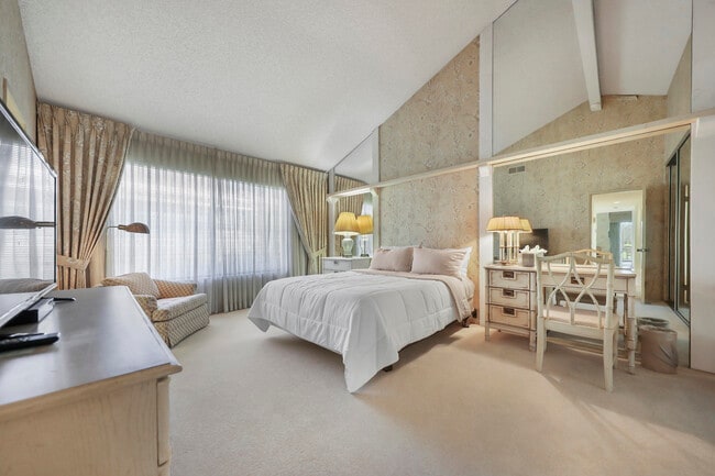 Building Photo - 175 Gran Via