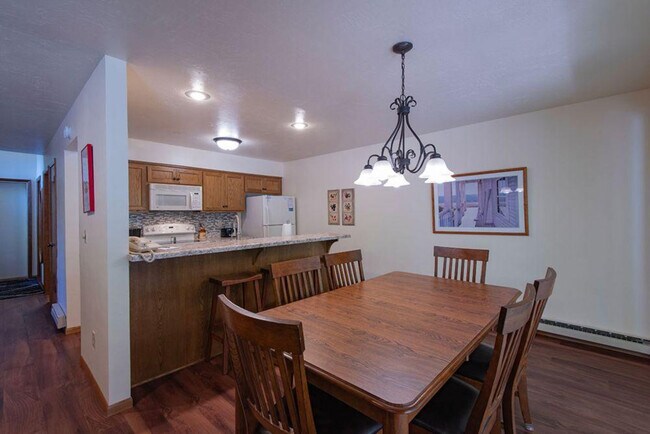Building Photo - 1702 Forest Ridge Rd