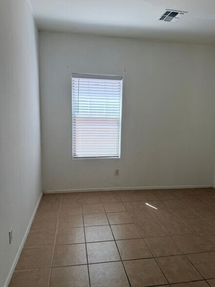 Building Photo - 13271 W Clarendon Ave
