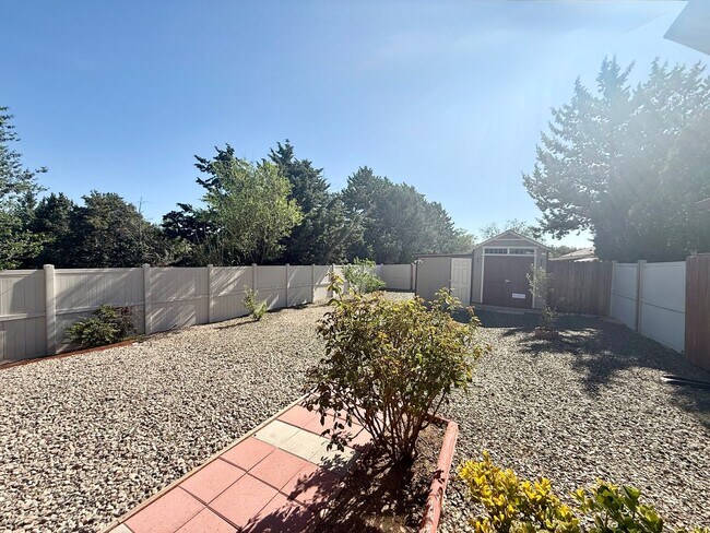 Building Photo - 821 Village Cir