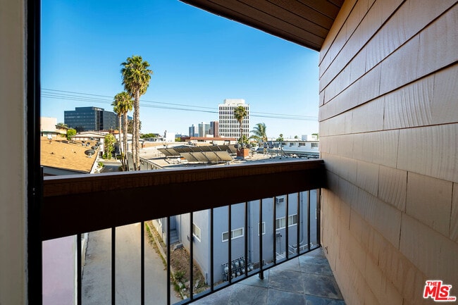 Building Photo - 11628 Montana Ave