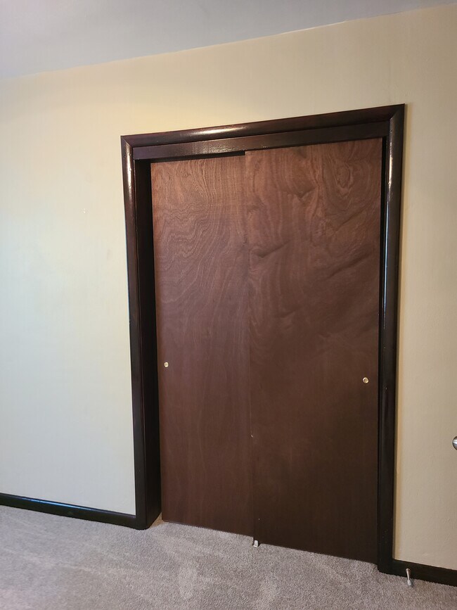 Building Photo - 305 Woodview Ave