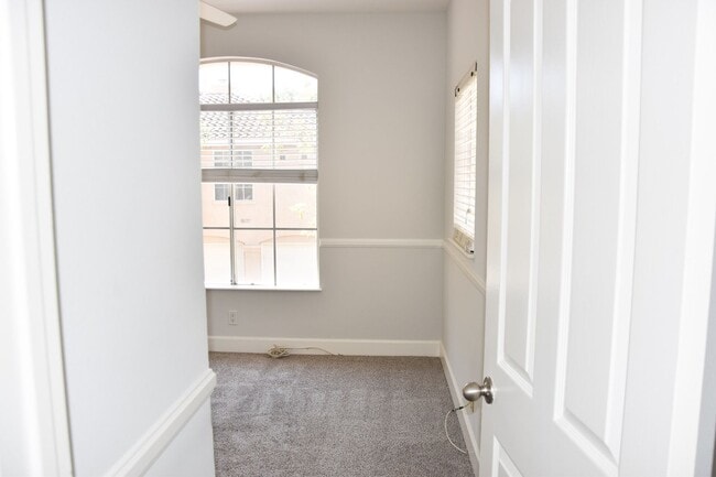 Building Photo - 8215 E White Oak Ridge
