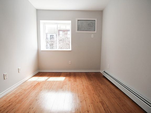 Building Photo - "Spacious 3-Bedroom Gem with 2 Full Baths ...