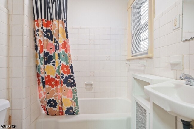 Building Photo - 76 Planten Ave