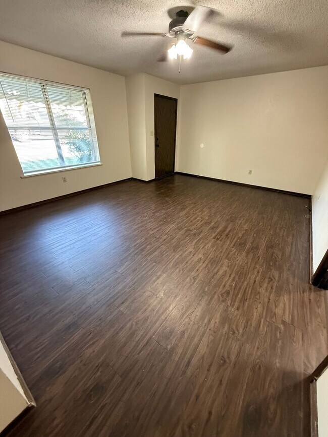 Building Photo - 3 Bed 1.5 Bath House