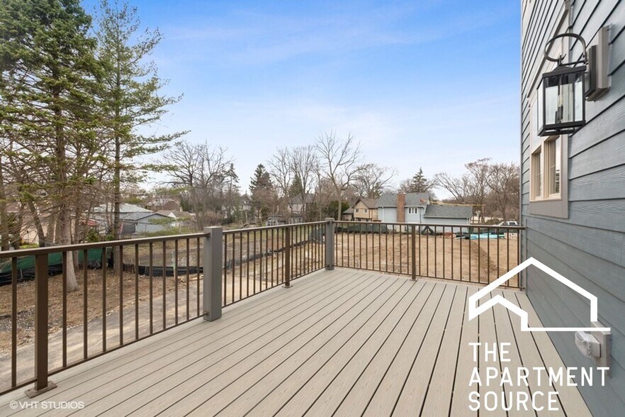 Building Photo - 664 Elm St