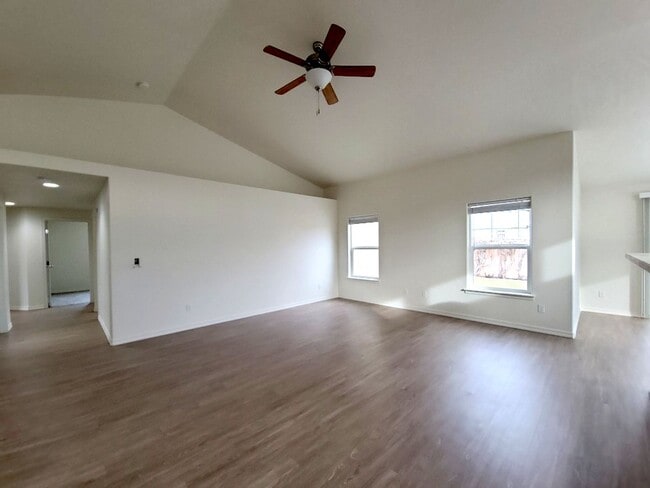 Building Photo - Spacious Rambler in West Richland