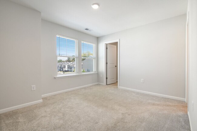 Building Photo - Gorgeous end-unit townhome near Brier Creek!
