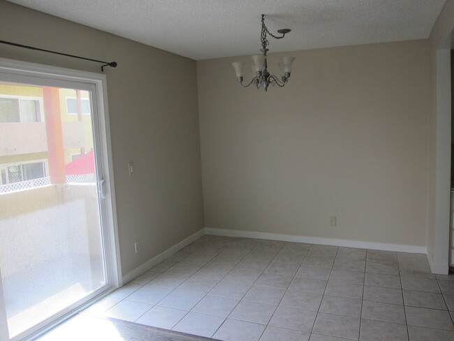 Dining area - 1242 S Barrington Ave