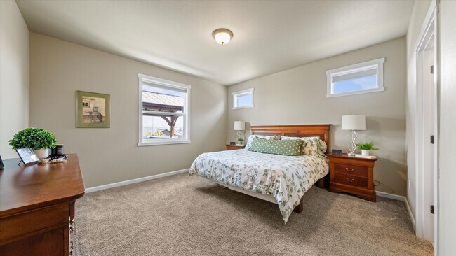 Building Photo - Move-In Ready West Richland Rental – 3-Car Garage, Fenced Yard, Hot Tub Included