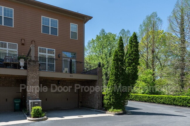Building Photo - 913 Telfair Close