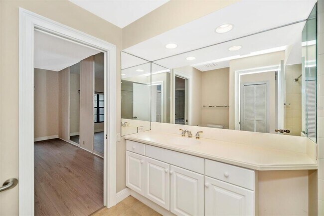 Building Photo - 7669 Fairway Woods Dr