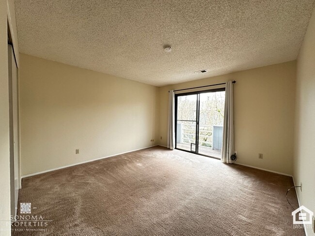 Building Photo - Charming 2 Bedroom Townhouse – Prime Location, Available Now!