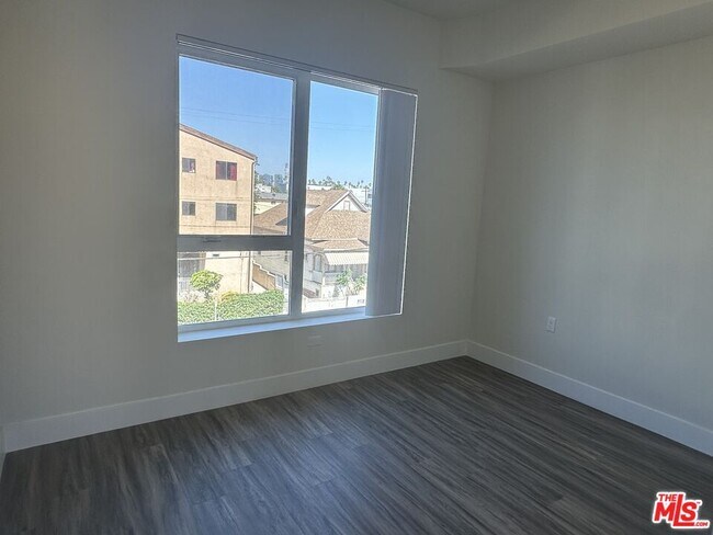 Building Photo - 1037 Dewey Ave