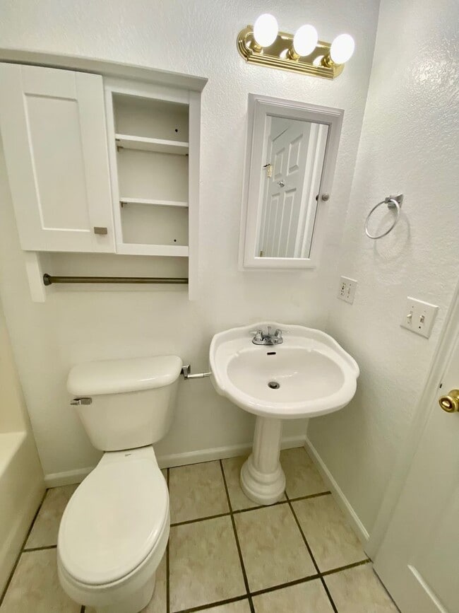 Building Photo - Candler - Two Bedroom updated apartment