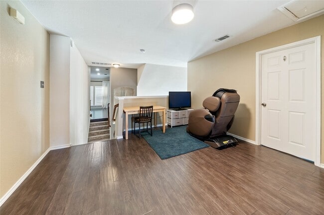 Building Photo - 9333 Fairmont Dr