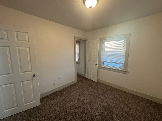 Building Photo - Remodeled 4 Bed 2 Bath For RENT