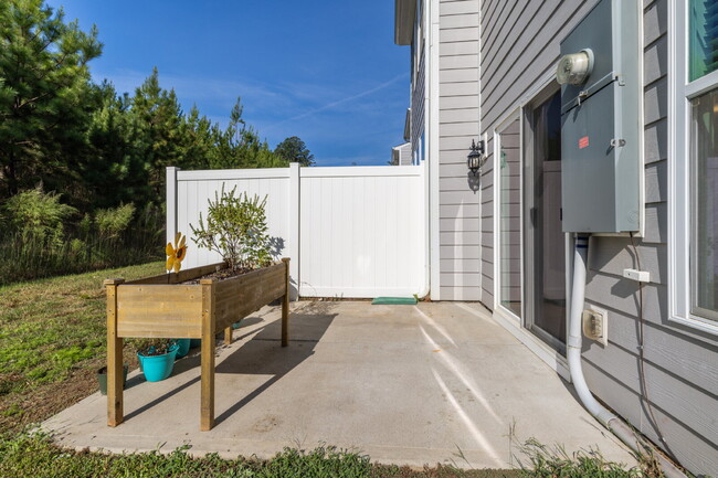Building Photo - 3 bedroom 2.5 Townhouse with Office in Lak...