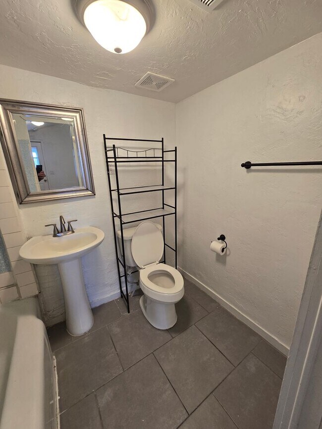 Building Photo - 1121 Walter St SE