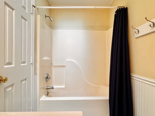 Building Photo - Briarwood Townhome close to NGIC and Hollymead Town Center!