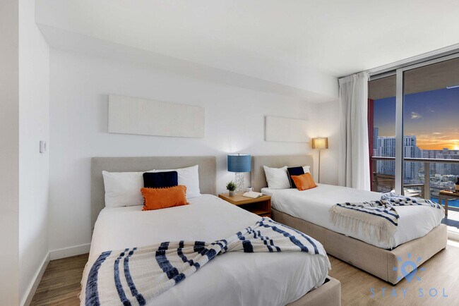 Building Photo - 2602 E Hallandale Beach Blvd