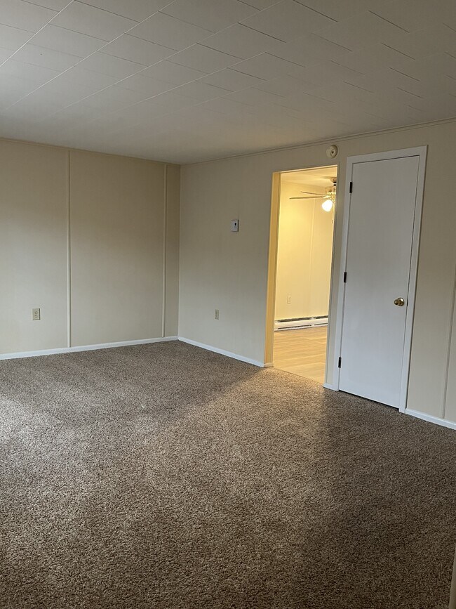 Building Photo - 611 Lincoln Way W