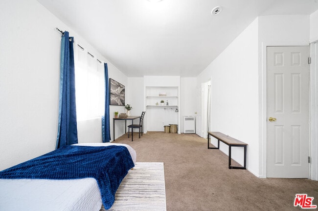 Building Photo - 640 W 81st St