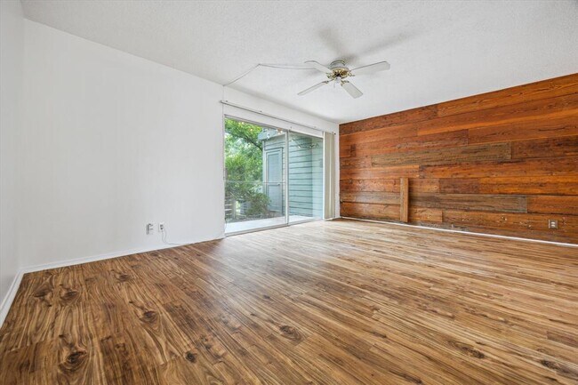 Building Photo - 1304 Mariposa Dr