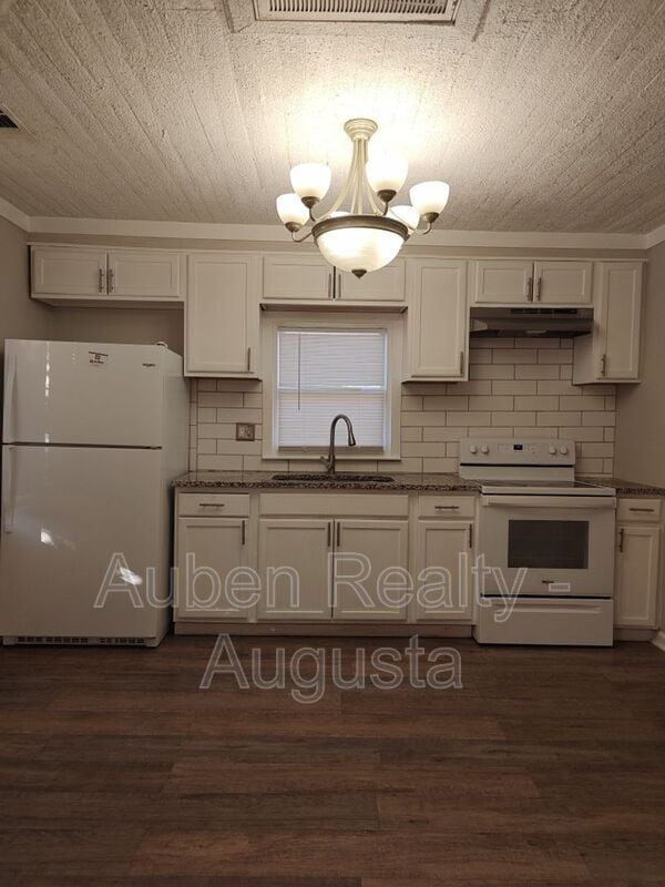 Building Photo - 1973 Battle Row