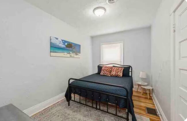 Building Photo - 4 bed with office 1.5 bath Urban Artsy Home