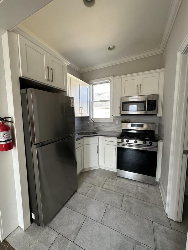 Primary Photo - 162 Grand St