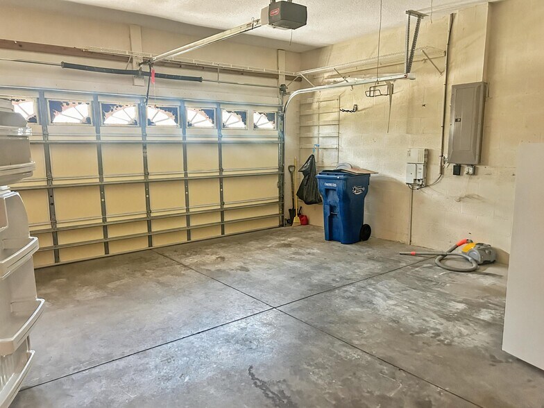 Building Photo - 1494 Millbrook Cir