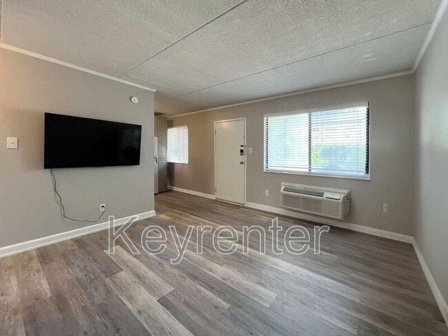 Building Photo - 2718 Painter Ave SW